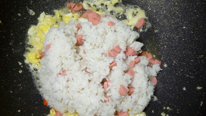 #圆土豆#火腿黄金炒饭,在把之前搅拌好的剩饭一起倒进来翻炒,这个时候用大火,快炒