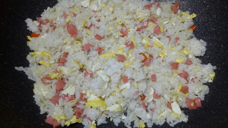 #圆土豆#火腿黄金炒饭,炒到这种粒粒分离最好吃,为什么用大火,这样可以最快的时间内蒸发米饭的水份