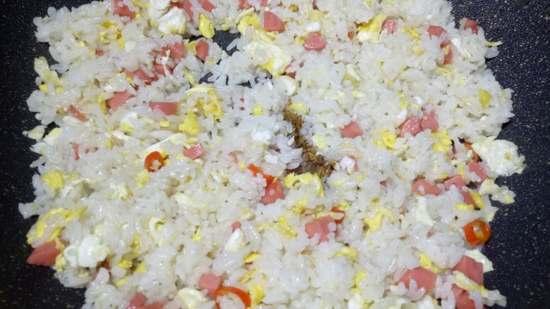 #圆土豆#火腿黄金炒饭,然后加入一点点老抽,上个颜色