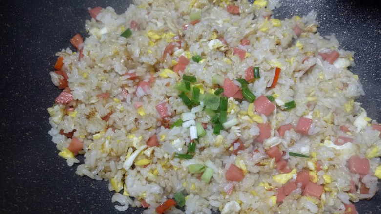 #圆土豆#火腿黄金炒饭,出锅前撒一点葱花,在翻炒一下,就可以了!