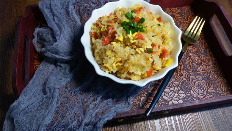 #圆土豆#火腿黄金炒饭,很简单美味的蛋炒饭,颜色也漂亮,最喜欢吃这种粒粒分离的口感