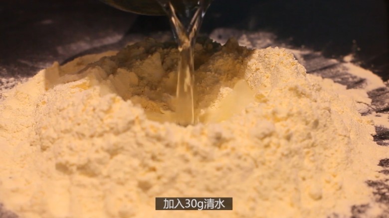 墨西哥玉米脆片,加入30g清水,搅拌至雪花状。