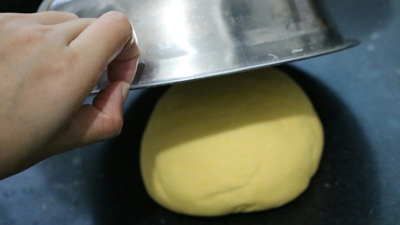 ≈南瓜豆沙包≈,用保鲜膜或者一个盆把它盖住,让面团静置10分钟
