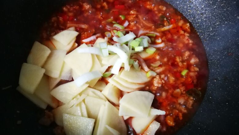 #圆土豆#麻辣土豆片,加水,放适量白糖,土豆片和葱花!