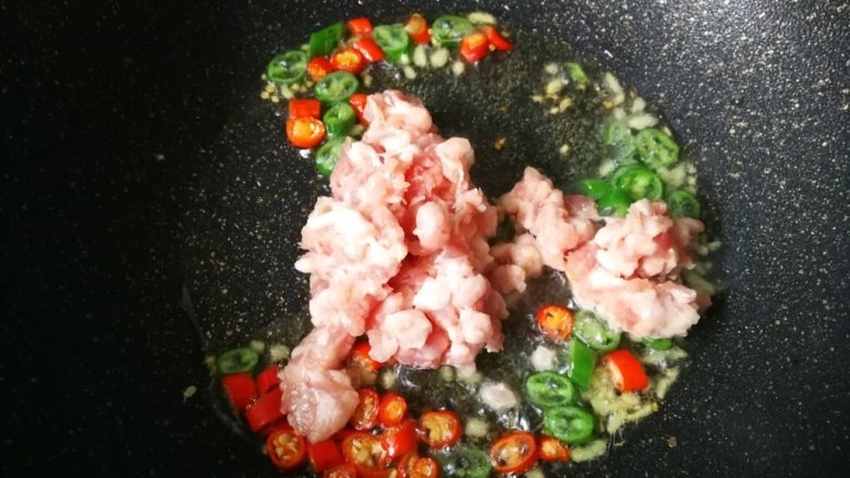 #圆土豆#麻辣土豆片,下入五花肉翻炒!