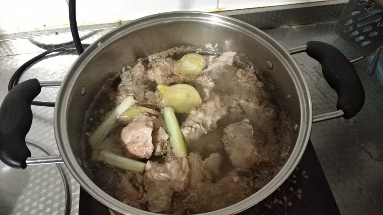 砂锅红烧排骨,排骨冷水下锅,煮出血沫洗净。