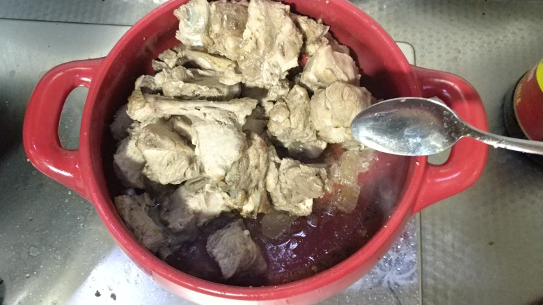 砂锅红烧排骨,把排骨拨至一遍,用冰糖炒糖色。