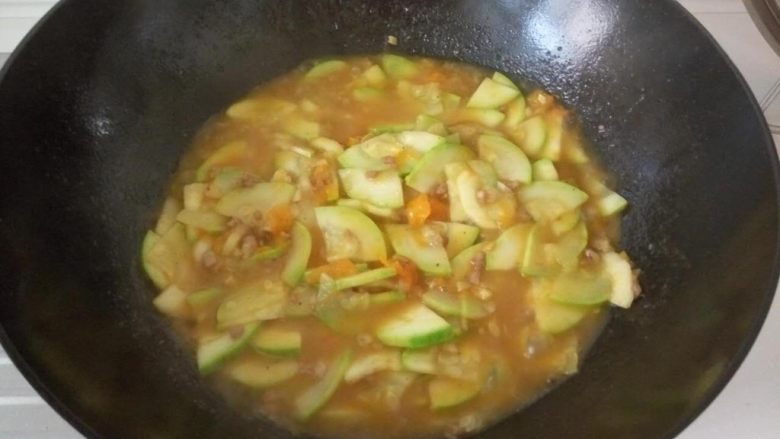 亲子餐:番茄炒西葫芦&猪肉番茄烩饭
10M,麻麻餐:西葫芦变软后再放点盐,翻炒2分钟出锅。