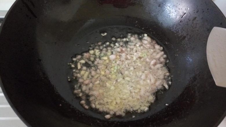亲子餐:番茄炒西葫芦&猪肉番茄烩饭
10M,麻麻餐:平底锅放少许食用油,将肉沫放入锅中翻炒。肉沫变色后,放入蒜和姜爆香。