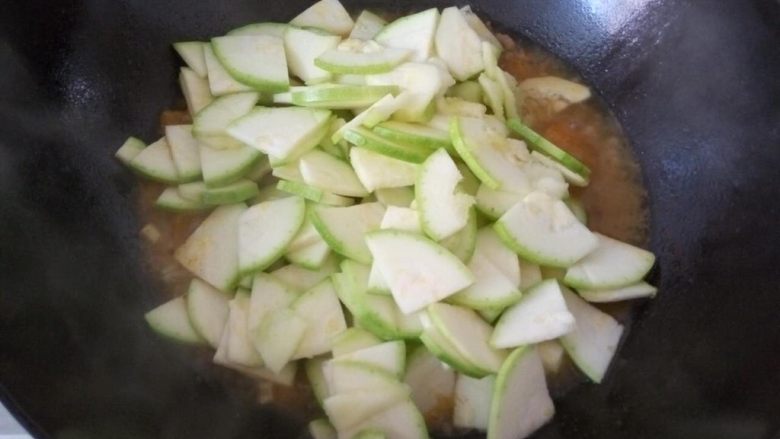 亲子餐：番茄炒西葫芦&猪肉番茄烩饭
10M,麻麻餐：爆香后西红柿块翻炒几下，加入清水适量，滴点<a style='color:red;display:inline-block;' href='/shicai/ 788'>生抽</a>提鲜；再放大料粉、<a style='color:red;display:inline-block;' href='/shicai/ 12043'>花椒粉</a>，少许盐；中火4-5分钟看到西红柿汤汁不多时，直接放入西葫芦。