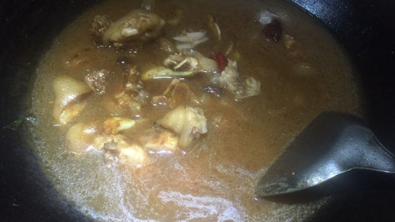 豆乳猪蹄,加入水,水要多加点,要烧很长时间