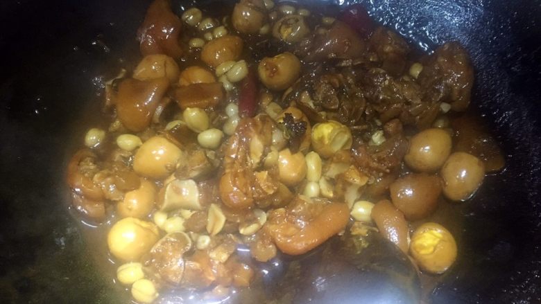 豆乳猪蹄,烧一个半小时后猪蹄已完全烧软,此时开大火,收汁起锅