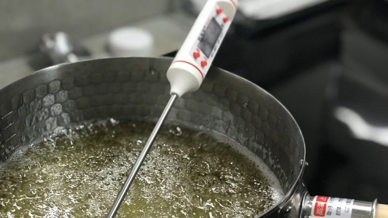 经典棉花糖,开小火将糖浆煮至120度C或240度F、煮过程中不需要搅拌. 开最小的火然后等在那边,只要看温度就好了.