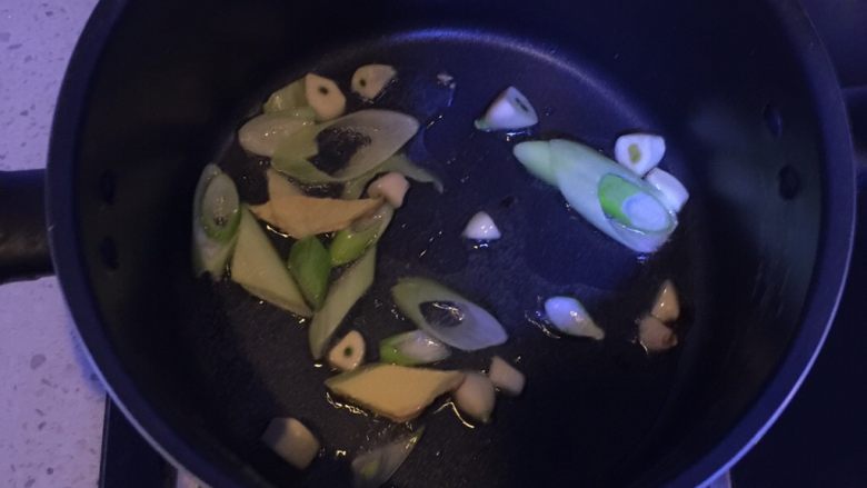 海带炖肉,放入葱姜蒜煸炒
