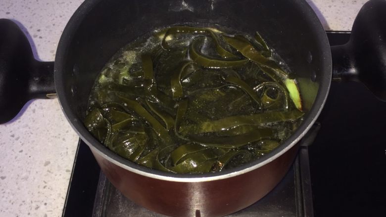 海带炖肉,放入备用海带，加水（海带不容易烂放水时一定要没过食材）