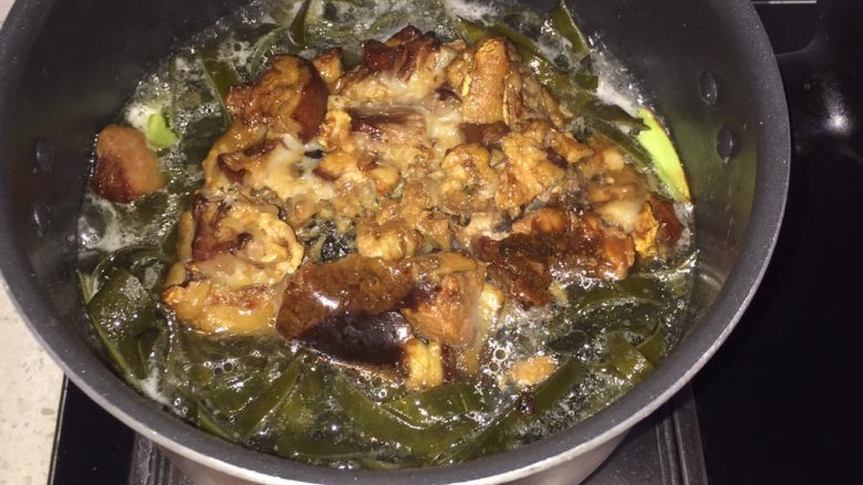海带炖肉,放入炖好的小炖肉继续小火慢炖