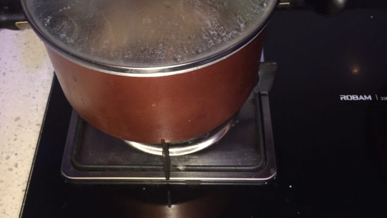 海带炖肉,大火烧开后改小火慢炖15分钟