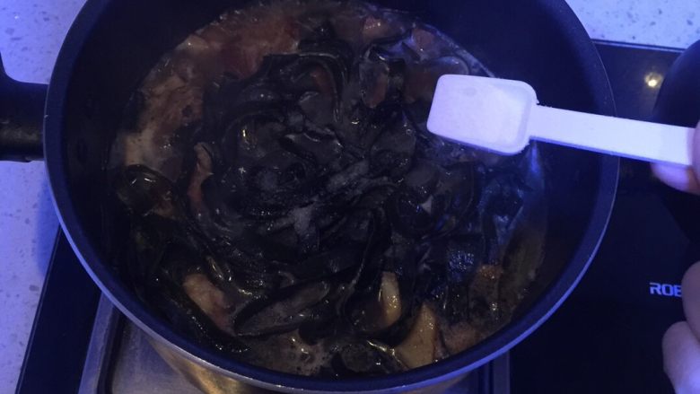 海带炖肉,炖15分钟后➕适量的盐，继续炖！顿到海带软烂时加火适当收汤即可！