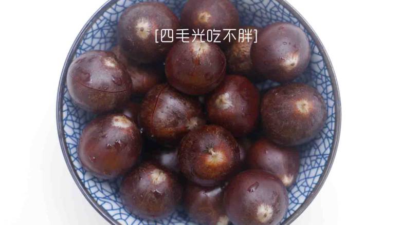 板栗鸡, 买回市场上划过口子的生<a style='color:red;display:inline-block;' href='/shicai/ 2421'>板栗</a>,洗净;