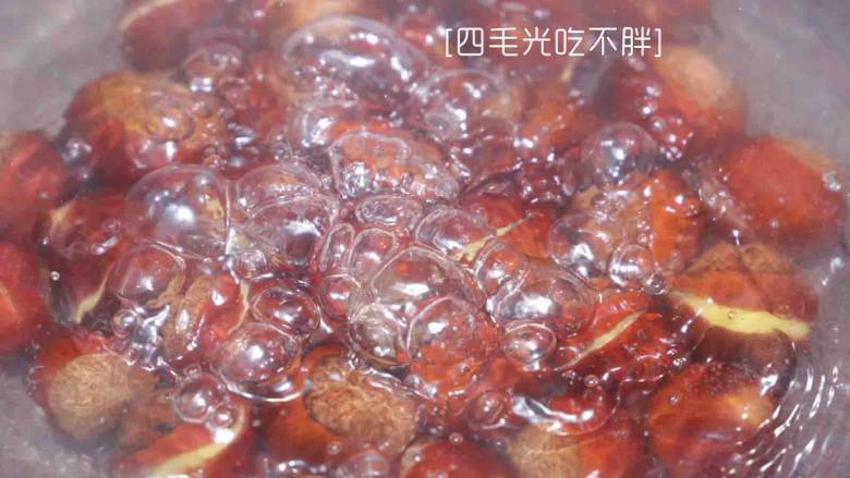 板栗鸡,板栗入锅,水开后煮4分钟左右捞出;