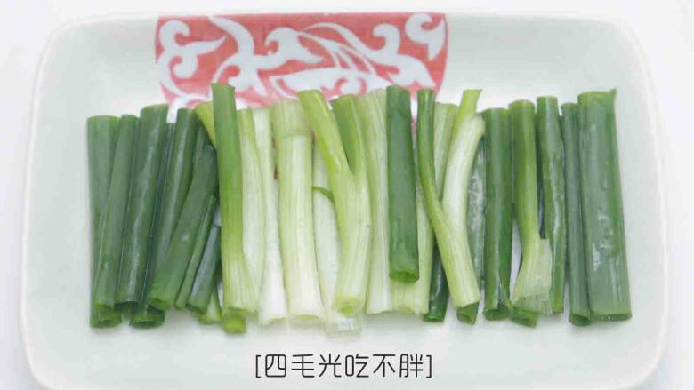 板栗鸡,<a style='color:red;display:inline-block;' href='/shicai/ 3250'>葱</a>洗净切段备用;