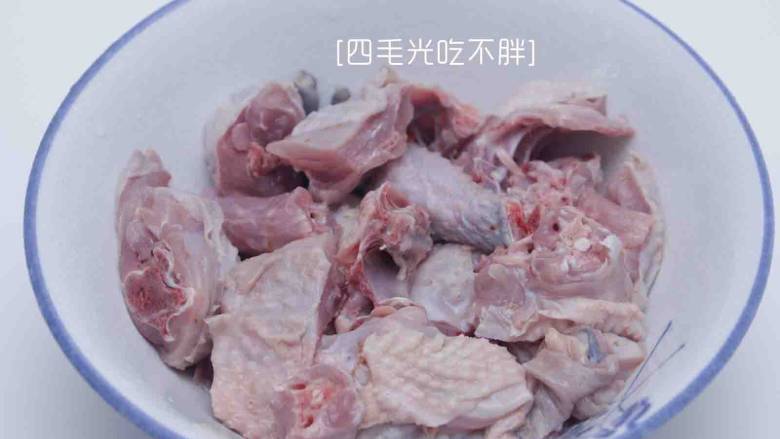 板栗鸡,市场上买回来的<a style='color:red;display:inline-block;' href='/shicai/ 94'>鸡肉</a>洗净沥水备用;