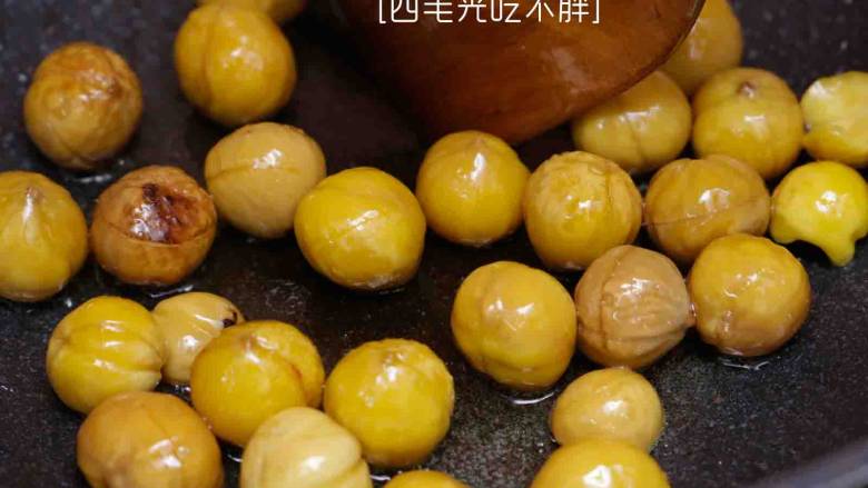 板栗鸡, 锅中放油,七成热时放入板栗炒到表面变色后捞出备用;