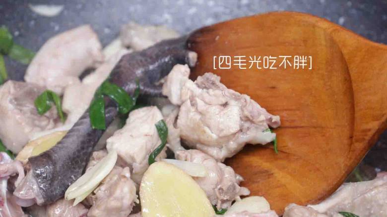 板栗鸡,热油至七成,倒入鸡块和葱姜蒜一起翻炒至鸡皮微焦;