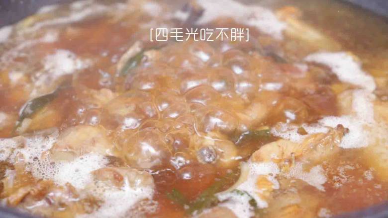 板栗鸡, 加入炒制好的板栗，加热水至没过食材；