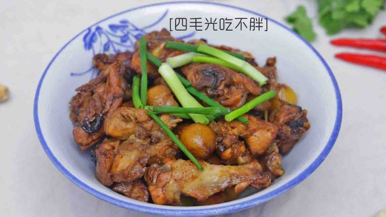 板栗鸡,盖上锅盖,中火焖20分钟,大火收干水份,撒入葱段出锅摆盘。