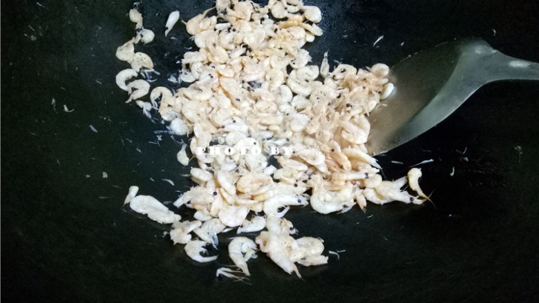 爆炒磷虾,炒锅烧热,倒入少量<a style='color:red;display:inline-block;' href='/shicai/ 857'>植物油</a>,放入磷虾翻炒;出水后,将磷虾盛出,水、油倒掉;