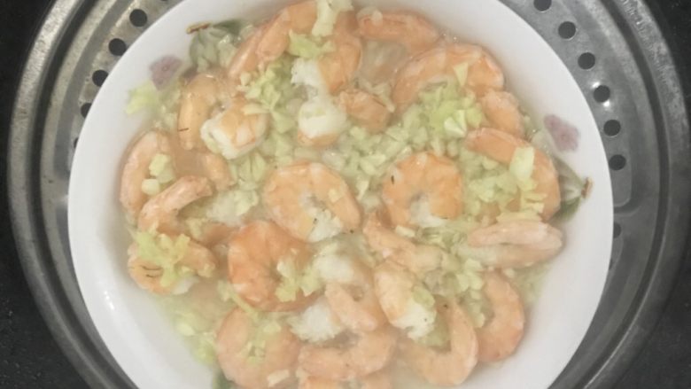 蒜蓉蒸虾,入锅蒸上15--20分钟变色即可!