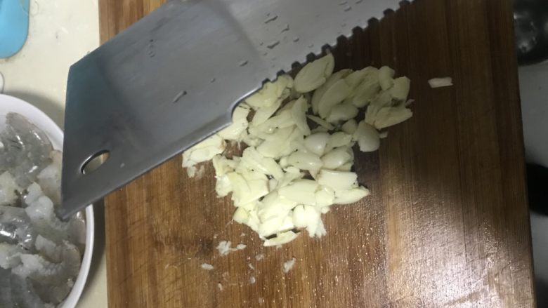 蒜蓉蒸虾,剥好的蒜用刀背拍好,切成蒜泥
