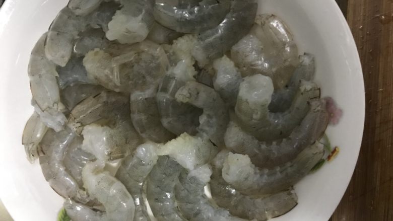 蒜蓉蒸虾,将处理好的大虾摆放入盘