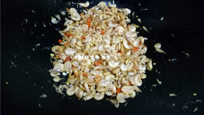 爆炒磷虾,放入磷虾翻炒;