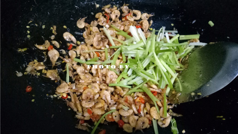 爆炒磷虾,放入芹菜段,继续翻炒;