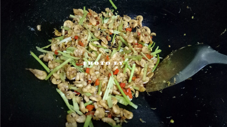 爆炒磷虾,芹菜炒至断生,关火,盛出;