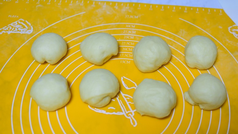 椰蓉小面包,面团发酵到二倍大,取出来,分成8个小面团