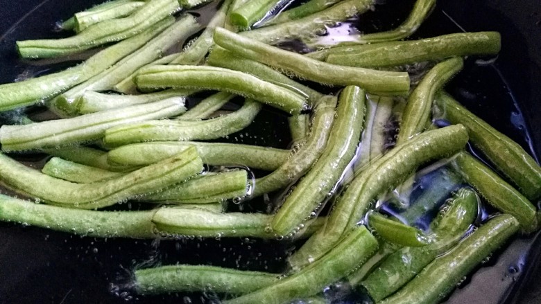香辣豆角烧茄条,热油锅,下豆角中火炸