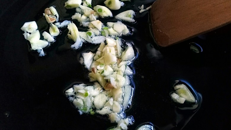 香辣豆角烧茄条,锅留底油,下蒜末爆香