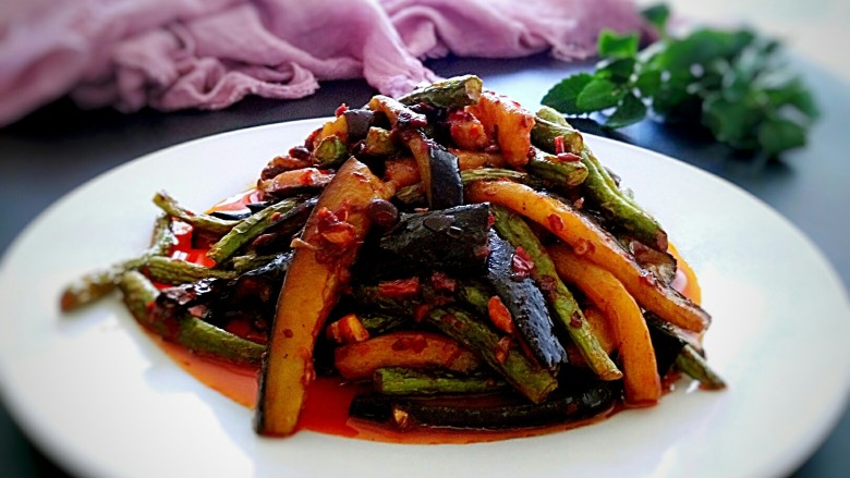 香辣豆角烧茄条,成品图
超级下饭,好好辣