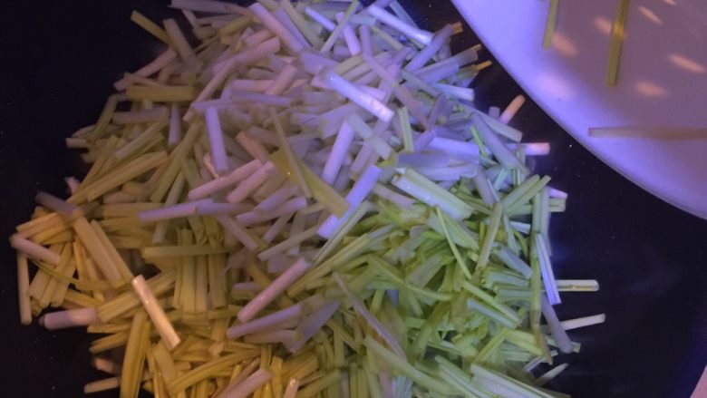 肉丝炒蒜黄,放入切好的蒜黄,翻炒一会
