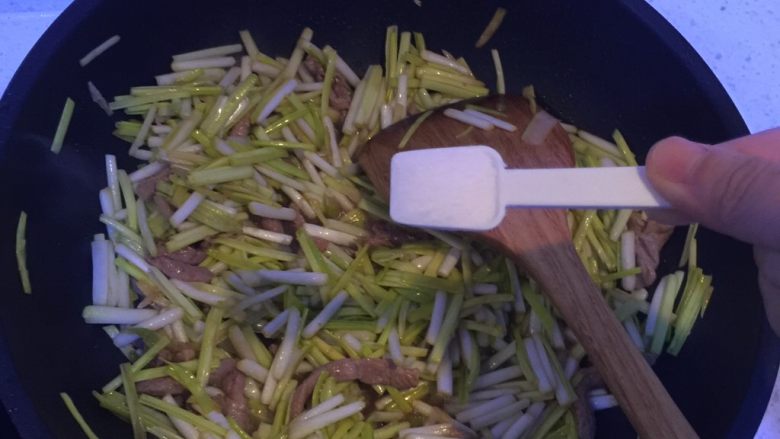 肉丝炒蒜黄,放适量的盐,继续翻炒