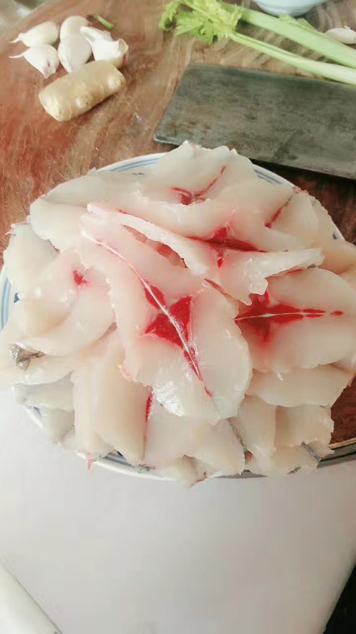 过瘾水煮鱼,将鱼肉切片,这时顺便把鱼皮去掉,连一刀断一刀的切法,可以让鱼片想蝴蝶一样。这时将摘过的豆芽,炒制断生即可,放入盆中