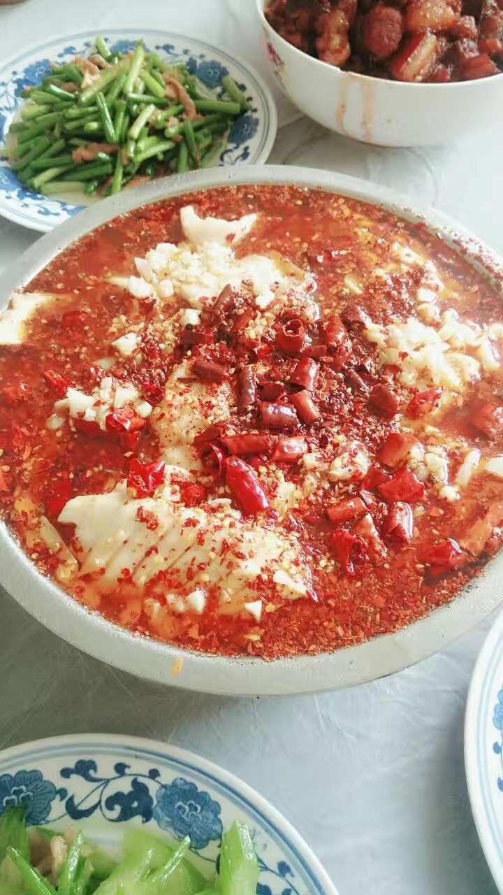 过瘾水煮鱼,热锅加油后加入<a style='color:red;display:inline-block;' href='/shicai/ 46964'>郫县豆瓣酱</a>，炒出红油后加入葱姜蒜，后加入热水，水开后，将鱼片一片片的放入锅内，开锅即可。倒入放有豆芽菜的盆里，在鱼肉上面加入剪好的<a style='color:red;display:inline-block;' href='/shicai/ 62'>辣椒</a>段和麻椒，锅内加油后将油加热至冒烟，马上倒入盆内，👌。
