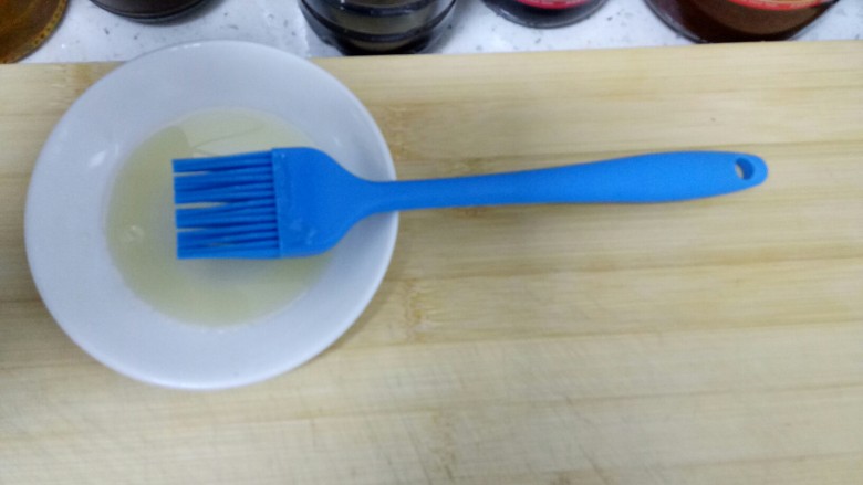 正宗河南烩面面,取一小碟,倒入适量食用油。