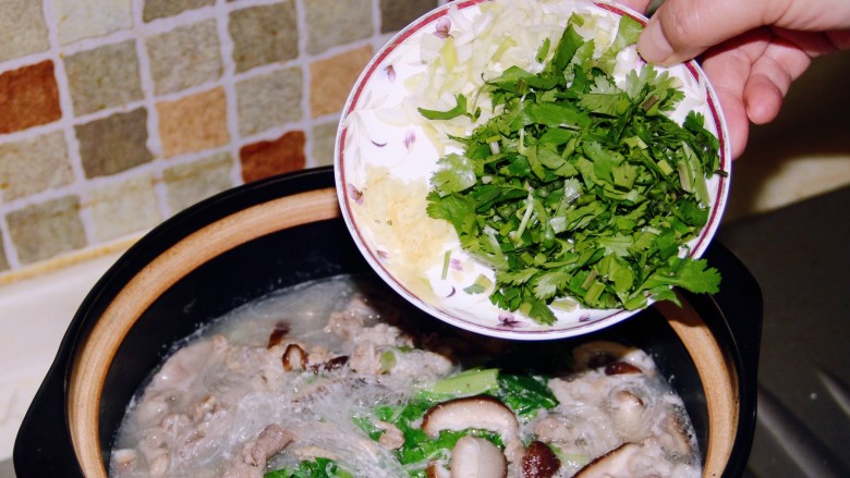小白菜羊肉粉丝汤,关火,砂锅有余热,加入葱姜末和香菜末。