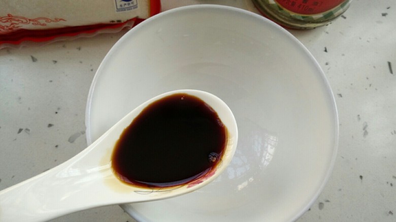 蟹棒金针菇蒸粉丝,调酱汁:1勺<a style='color:red;display:inline-block;' href='/shicai/ 788'>生抽</a>