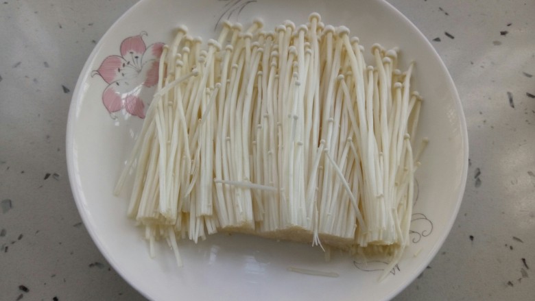 蟹棒金针菇蒸粉丝,<a style='color:red;display:inline-block;' href='/shicai/ 234'>金针菇</a>去根部,洗干净