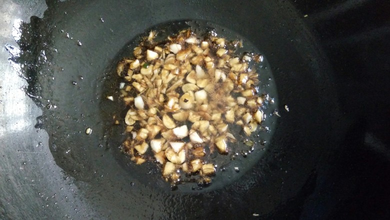 蟹棒金针菇蒸粉丝,倒入酱汁,中火煮2~3分钟,煮好的蒜蓉酱汁香味扑鼻